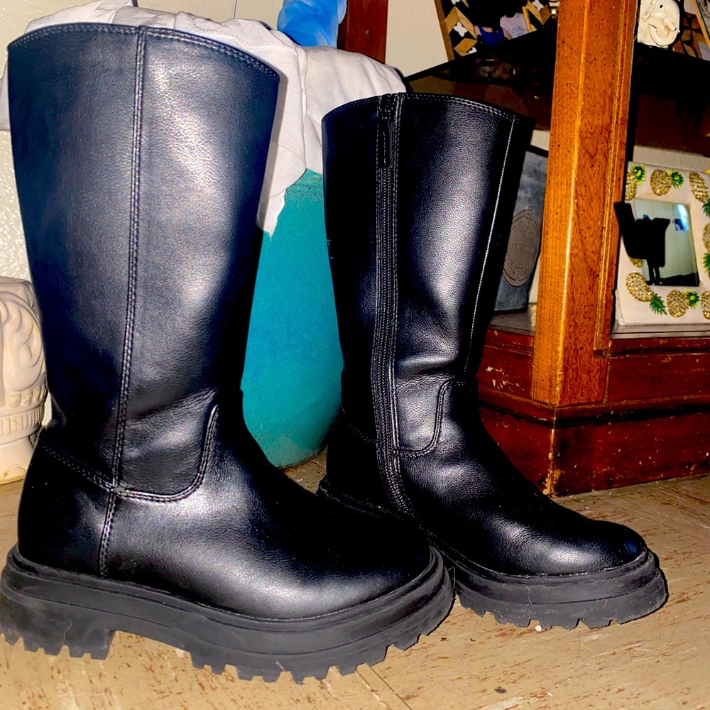 Girls black boots, size 1
